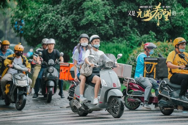 冠达配资 原谅撞倒母亲的外卖小哥？这部影片聚焦算法困住的打工人