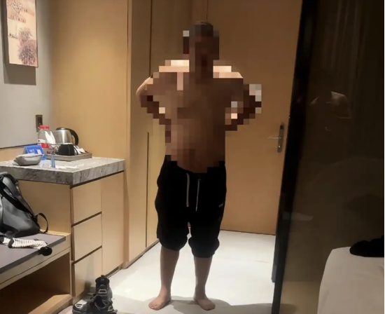 星富优配 给错房卡？ 赤身大汉夜闯客房吓坏夫妻，希尔顿酒店回应：会赔偿